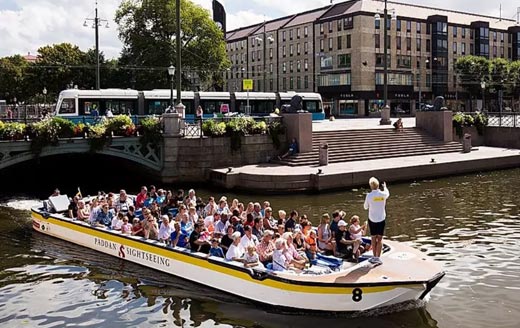 Paddanbåt på sightseeing genom Göteborgs kanaler under sommaren